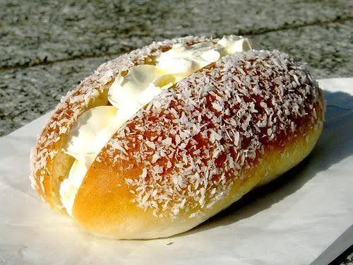 CC BAKERY Coconut & Strawberry Cream Bun 80g
